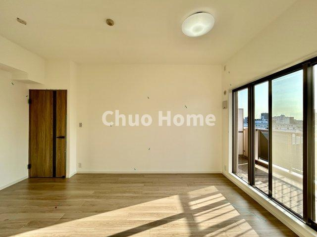 レックス北千住の洋室|【洋室】快適に過ごす条件は、一人ひとり違います。だからこそ飾り過ぎないシンプルな内装と偏り過ぎないデザインで統一しております。居住していく中でオーナー様だけの【マイホーム】に創り上げて下さい