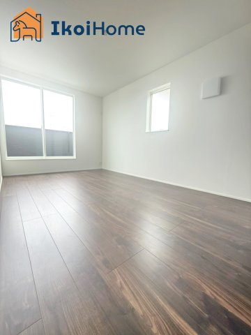 明石市西明石町2丁目　全2棟2号棟　新築戸建の寝室|◆同社施工例◆バルコニーに面した明るいお部屋です♪クローゼットも完備しております！