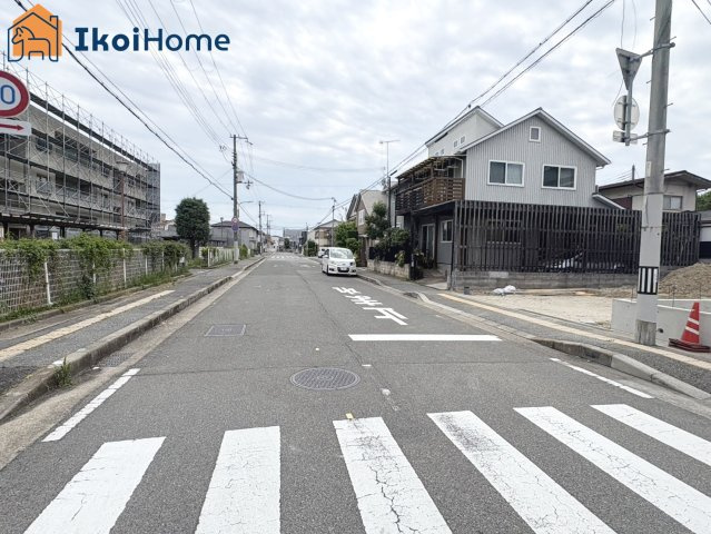 明石市西明石町2丁目　全2棟2号棟　新築戸建の前面道路含む現地写真|●資料・カタログのご請求無料●スーパーやコンビニ、飲食店、病院など徒歩圏内の施設も多々あります。