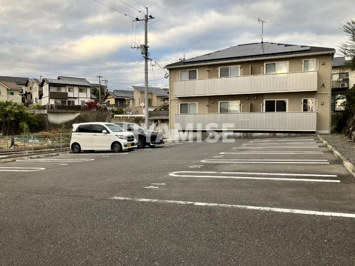 ボヌールサイA棟の駐車場