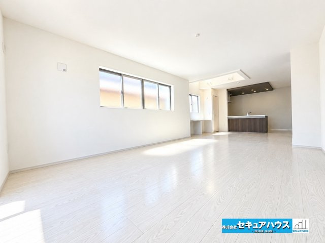 【今からご案内可能】知多市つつじが丘3丁目の居間・リビング|【LDK】
◆家族揃ってリビングで過ごすお休みの日が、楽しみになる場所となることでしょう。
対面式のオープンキッチンは、家事をしながら家族の様子が一目でわかる安心＆便利設備♪