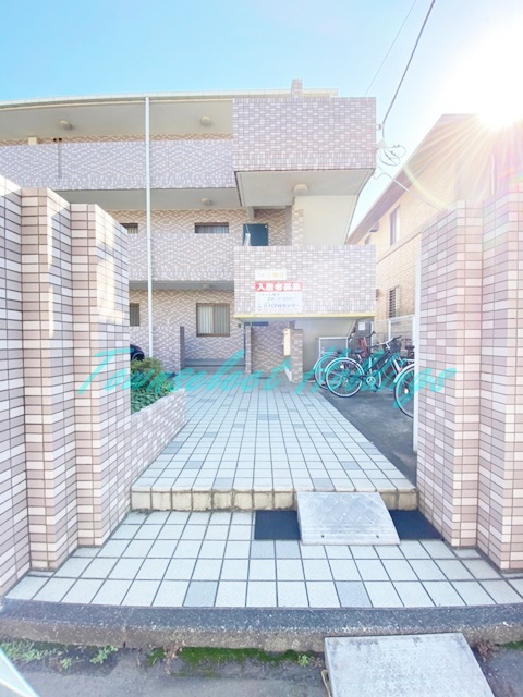 藤沢市鵠沼神明４丁目の賃貸マンションのエントランス