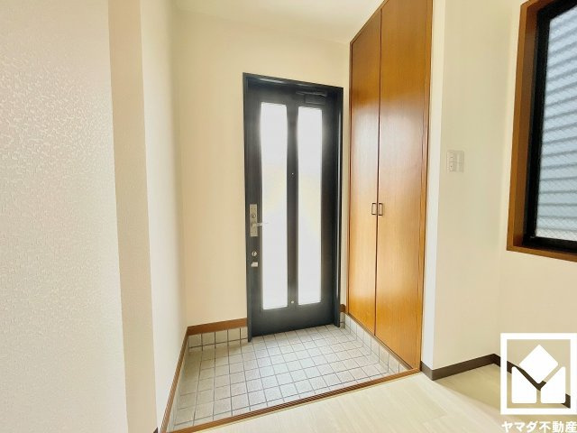 武庫之荘東2丁目の玄関|窓から光が差し込み、外出時にも帰宅時にも、明るい気持ちになれる玄関です。