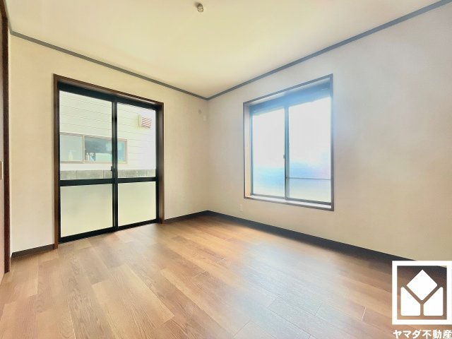 武庫之荘東2丁目の子供部屋|約6帖の1階洋室です。お子様のお部屋などにも丁度良い広さです。独立したお部屋なのでプライベートな時間をゆったり過ごせそうです。
