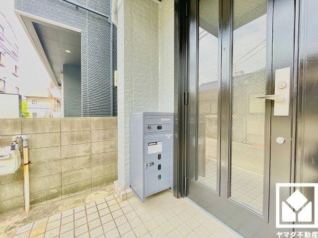武庫之荘東2丁目のその他|宅配ボックスも設置されています。留守中の荷物もスムーズに受け取れます。