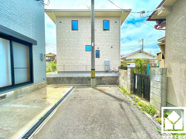 武庫之荘東2丁目の周辺|前道が通り抜けできない袋小路なので関係者以外の車通りが少なく、交通事故などのリスクを軽減できます。小さなお子様のいるご家庭でも安心感のある立地です。