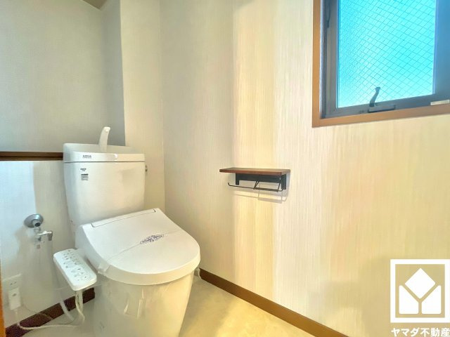 武庫之荘東2丁目のトイレ|明るく清潔感溢れるトイレです。トイレが1階と2階にあるので、朝の忙しい時間帯も混雑を避けられます。2連トイレットペーパーホルダーなのでお取替えの手間が軽減できます。