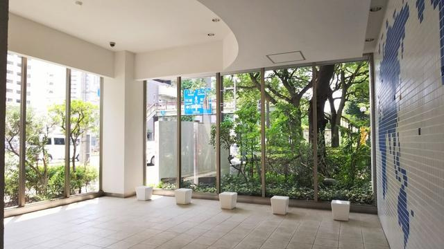 ル・リオン府中駅前のロビー