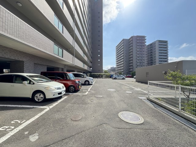 サーパスシティ前原壱番館の駐車場