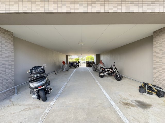 サーパスシティ前原壱番館の駐輪場