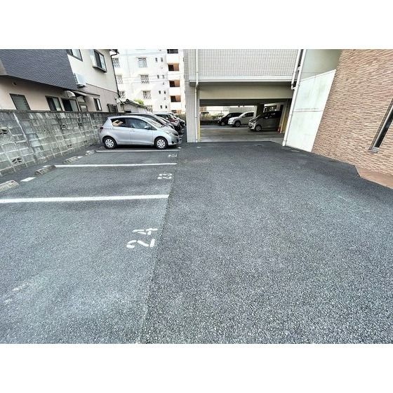 ウォルトン長嶺の駐車場