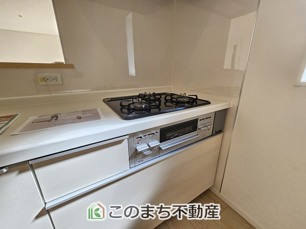 CRADLEGARDEN那須塩原市若草町第9のキッチン|三ツ口コンロ採用で、同時調理もスムーズ◎！お料理を並べられるカウンター付きで、配膳・片付けをサポート！リビングで過ごすご家族とコミュニケーションを楽しみながら作業可能です♪