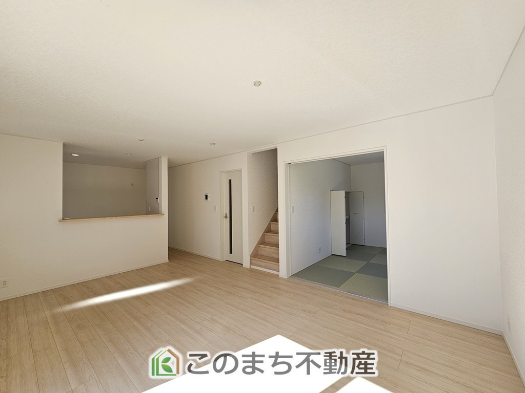 CRADLEGARDEN那須塩原市若草町第9の居間・リビング|開放感のある広々としたリビング☆家族みんなでゆったりくつろげます♪
南側から暖かな日差しが差し込みます♪キッチンからリビングの様子がよく見渡せます☆
