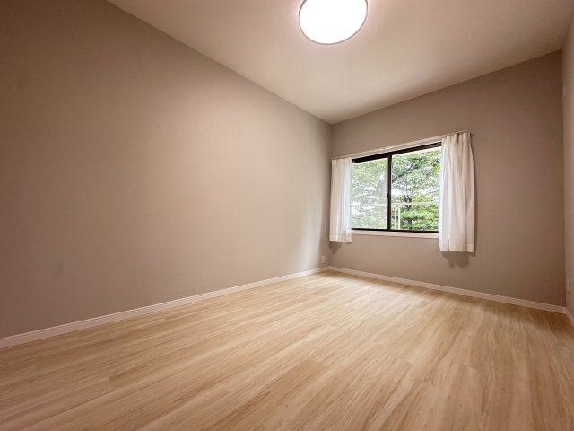 ガーデン南山手４号棟の洋室|明るく穏やかな空気の中でプライベート空間を楽しんでください。