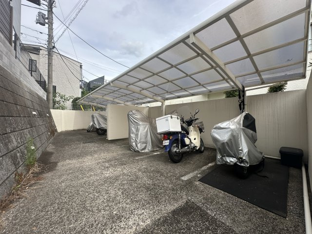 ガーデン南山手４号棟の駐輪場|バイク置き場もあります。
