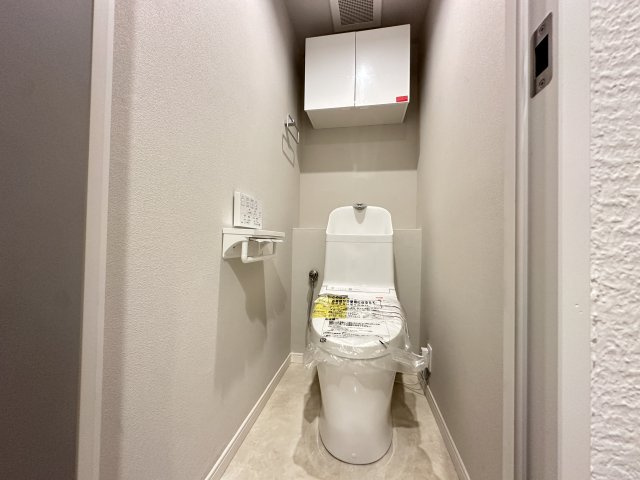 ガーデン南山手４号棟のトイレ|温水洗浄便座のトイレ設備です。奥行きの有るゆったりしたスペースのトイレ空間です。