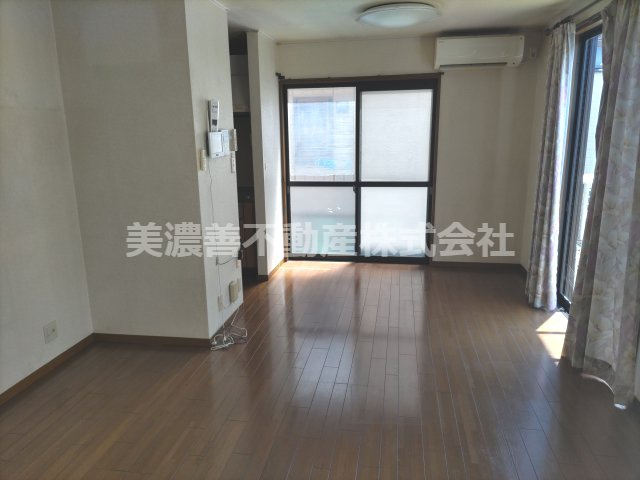 ６７１０５　瑞穂市祖父江中古戸建の居間・リビング