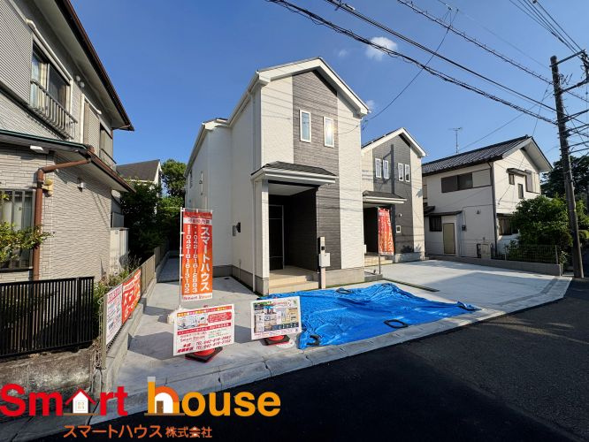 町田市本町田　新築2棟の前面道路含む現地写真|周囲の街並みと青空に生えるお洒落な仕上がり！周囲には高い建物のないエリア。青い空が大きく感じますね♪
