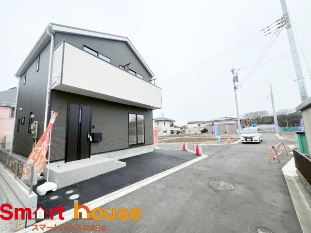 相模原市中央区田名第145　新築3棟！の前面道路含む現地写真|外壁が周囲の街並みと青空に生えるお洒落な仕上がり！高い建物のないエリアで、青い空が大きく感じますね。