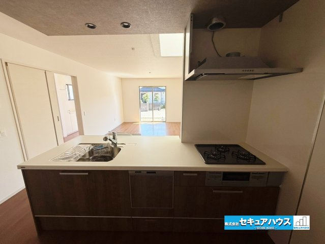 【今からご案内可能】知多市つつじが丘3丁目のキッチン|【キッチン】
◆同時にたくさんの料理が調理できる。「焼く・蒸す・煮る」の工程を同時進行で進めることができるので、料理を素早く作ることができます。育児でバタバタ忙しいママに嬉しい♪