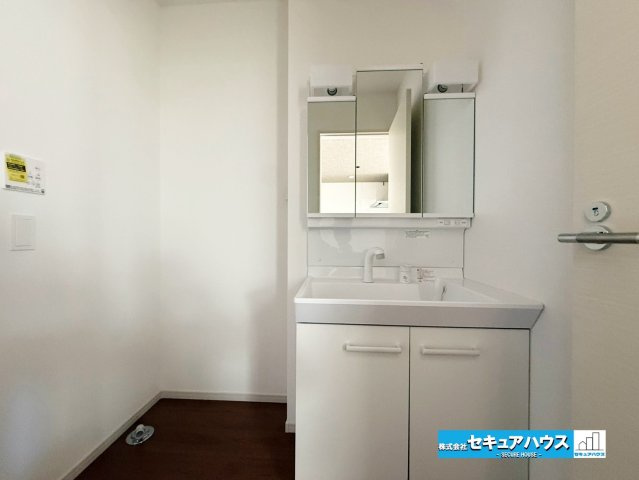 【今からご案内可能】知多市つつじが丘3丁目の独立洗面台|【洗面台】
◆鏡の裏にはたっぷりと収納スペースを標準装備！
◆電源を付属しているのでドライヤーなど利用できます。