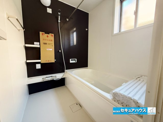 【今からご案内可能】知多市つつじが丘3丁目の浴室|【浴室】
◆アクセントパネルで落ち着きのある雰囲気を演出します。毎日の疲れを癒やすバスタイムをお楽しみ下さい！
◆窓付きで、カビの繁殖を抑える効果があります。