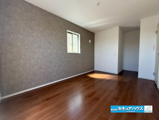 【今からご案内可能】知多市つつじが丘3丁目の洋室|【洋室】
◆広々とした居住空間は日々の暮らしを彩り、心のやすらぎと満足感を与えてくれます。通風と採光を考慮した設計は子供たちはのびのび育ち、家族でくつろぎと団らんを生み出します。