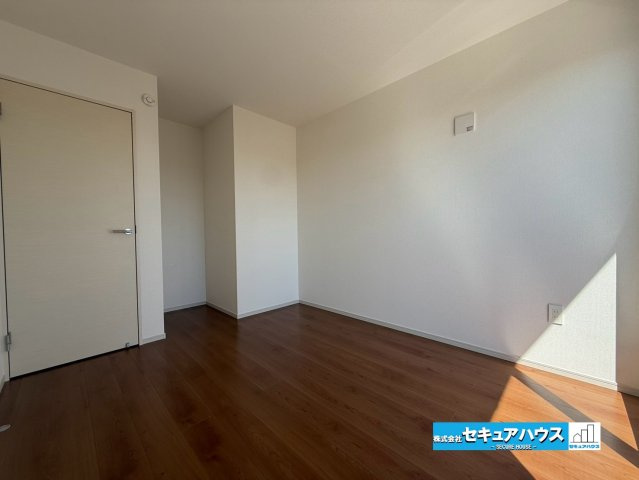 【同施工物件ご案内可能】知多市つつじが丘3丁目の内観：施工例|【洋室イメージ】
◆家族一人ひとりの大切なプライベート空間。趣味に合わせて使って頂けるようシンプルに仕上げてあります。暮らし心地を大きく左右する収納を、適材適所に配置し使い勝手を考慮しました。　