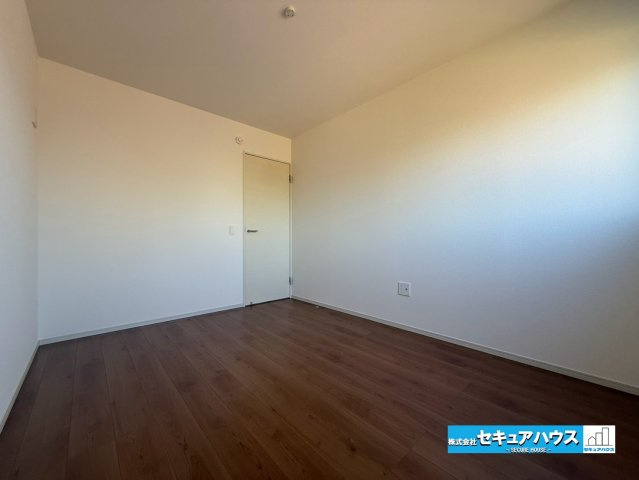 【今からご案内可能】知多市つつじが丘3丁目の洋室|【洋室】
◆お子様のお部屋や主寝室、来客時の宿泊室、趣味のお部屋としてもご利用いただけます♪