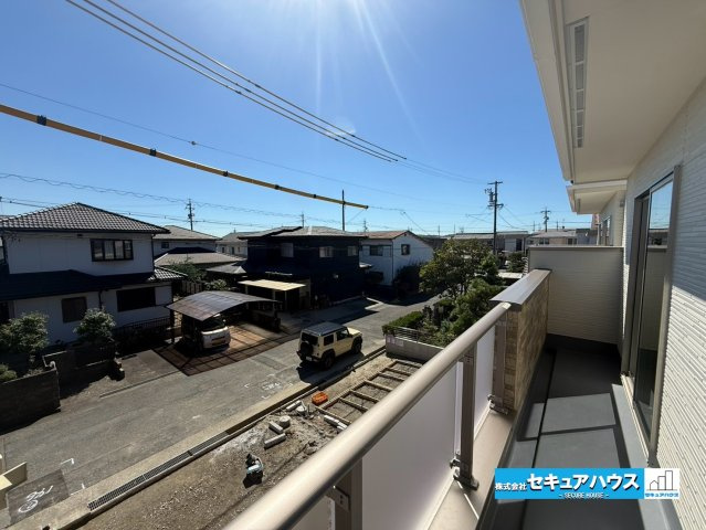 【今からご案内可能】知多市つつじが丘3丁目のバルコニー|【バルコニー】
◆見晴らしもよく、太陽の温かな温もりをめいっぱい受け止めてくれます。
太陽の光と爽やかな風を受けたお洗濯物はあっという間に乾き、取りこむ時には太陽の匂いを感じられそうですね。　