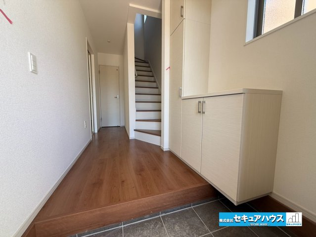【今からご案内可能】知多市つつじが丘3丁目の玄関|【玄関】
◆光が差し込み明るいです。気分も晴れやかになりますね。
◆玄関には、収納力のあるシューズボックスがございます。玄関まわりがすっきり片付きます。　