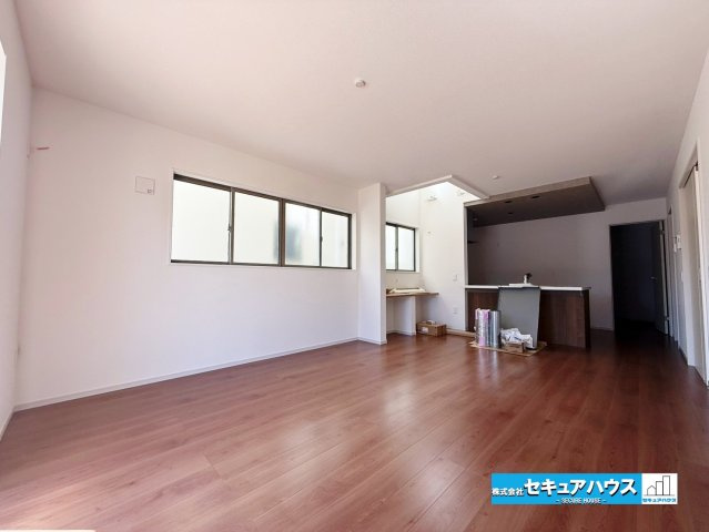 【今からご案内可能】知多市つつじが丘3丁目の居間・リビング|【LDK】
◆家族揃ってリビングで過ごすお休みの日が、楽しみになる場所となることでしょう。
対面式のオープンキッチンは、家事をしながら家族の様子が一目でわかる安心＆便利設備♪