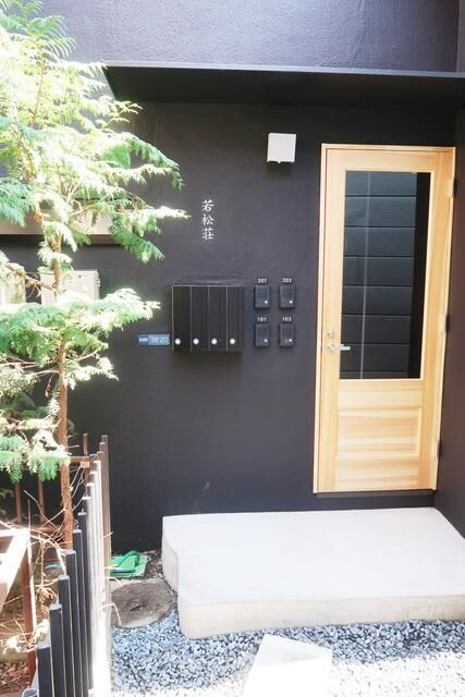 若松荘のエントランス