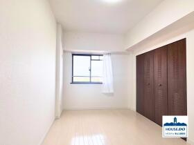ペット可＆4LDK南東角住戸！宝マンション滝ノ水第七A棟の洋室|各居室に収納を備えているため、衣類や日用品などをそれぞれのお部屋に整理して収納できます。居住空間を広く使いやすく、家族みんなが快適に暮らせる収納力が魅力です。