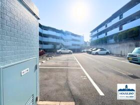 ペット可＆4LDK南東角住戸！宝マンション滝ノ水第七A棟の駐車場|敷地内平面駐車場のようす
