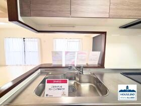 ペット可＆4LDK南東角住戸！宝マンション滝ノ水第七A棟の居間・リビング|料理をしながらコミュニケーションが生まれる、カウンターキッチン付きダイニング。お子さまの様子を見守ったり、来客時のおもてなしにも最適です♪