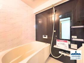 ペット可＆4LDK南東角住戸！宝マンション滝ノ水第七A棟の浴室|ツートンカラーの配色が上品な落ち着きを演出する、心地よい浴室。　毎日のバスタイムをゆったりとくつろげるひとときにしてくれます♪