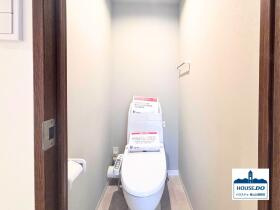 ペット可＆4LDK南東角住戸！宝マンション滝ノ水第七A棟のトイレ|最新の温水洗浄機能で、いつでも清潔・快適。
毎日のトイレ時間が、ちょっとした癒しのひとときに。