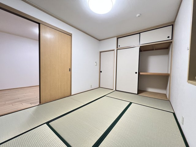 ラフィーネ南郊　Eの和室
