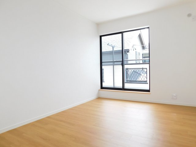 名古屋市港区東蟹田の中古一戸建の洋室|◇洋室◇　　南面で明るい洋室約６．０帖全居室収納完備！　バルコニー付き♪　（２０２６年５月リフォーム済）