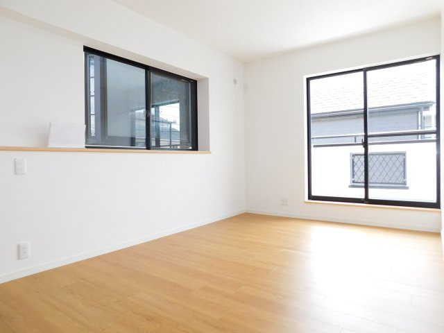 名古屋市港区東蟹田の中古一戸建の洋室|◇洋室◇　　南面で明るい洋室約７．５帖　収納２ヶ所完備！　バルコニー付き♪　（２０２６年５月リフォーム済）