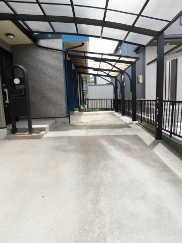 名古屋市港区東蟹田の中古一戸建の駐車場|◇カーポート・サイクルポート◇　　雨の日でも濡れることなく、車の乗り降りができます♪