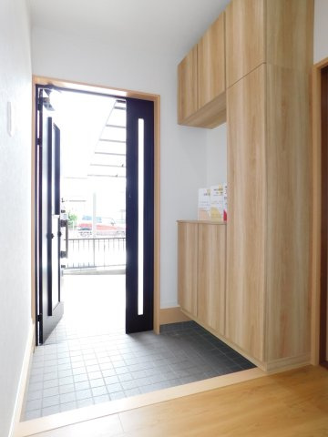 名古屋市港区東蟹田の中古一戸建の玄関|◇玄関◇　　家族の履物が収納でき、玄関が広く利用できます！