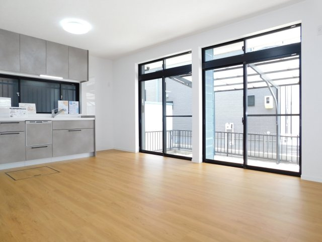 名古屋市港区東蟹田の中古一戸建の居間・リビング|◇リビング◇　　南面で明るいリビング約１２．２帖　大きな窓の開放感のある空間♪　（２０２６年５月リフォーム済）