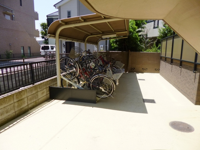 エヴァーグレースのその他共用部分|屋根付きの自転車置場は整理されています。
