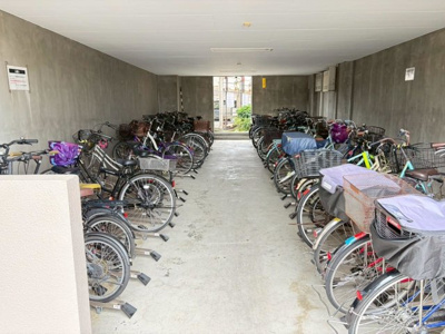 【駐輪場】 | 東急ドエル・アルス泉北深井 | 【駐輪場・バイク置き場】
屋内の駐輪場バイク駐輪場があり便利です。敷地内でセキュリティ面もばっちりです。♪雨の日も安心です。