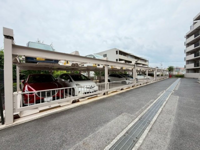 【駐車場】 | 東急ドエル・アルス泉北深井 | 【敷地内駐車場】敷地内駐車場空きがございます。マイカーライフも安心です。※空き状況は担当スタッフにご確認ください。