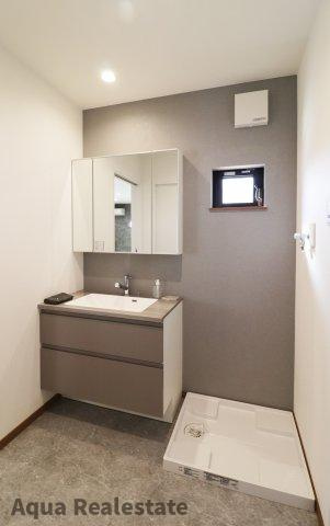 高松市多肥上町の新築一戸建の独立洗面台|独立洗面台、小物を置くことができて便利です
