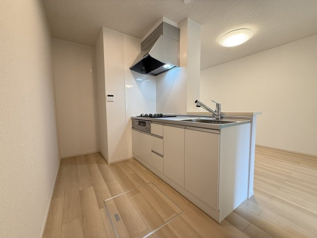 クレール丹波Ⅰの洋室|アイランドキッチンを採用しています♪
