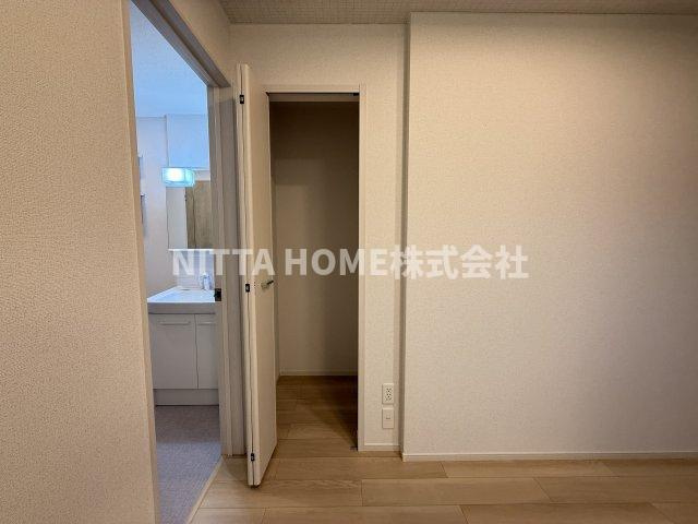 クレール丹波Ⅰの寝室|キッチン後ろについている収納スペースです★